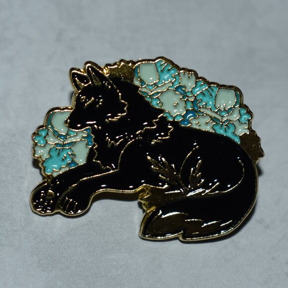 Black Wolf Lying In Wolfsbane Pretty Enamel Pin - Picture 1 of 2